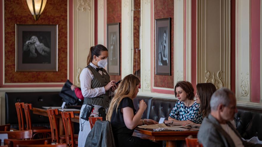 Los restaurantes checos reabren tras cinco meses de cierre por la pandemia