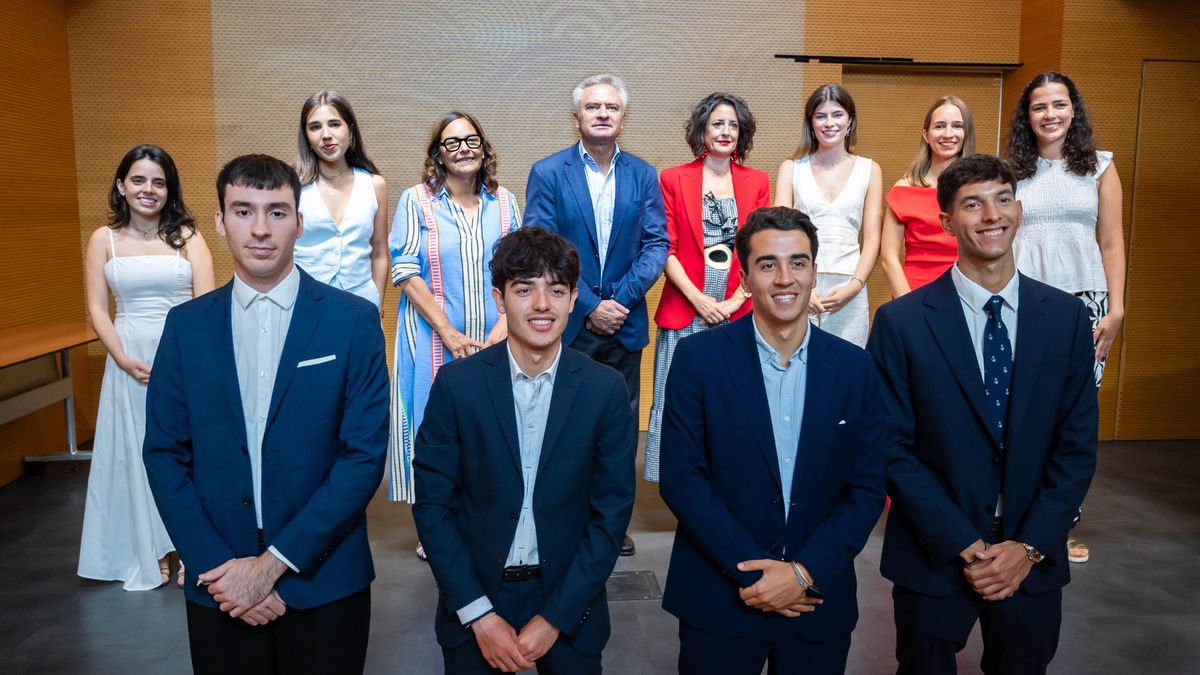 Foto de familia del acto, que estuvo presidido por Ignacio Baeza Gómez, presidente de la Fundación Mapfre Canarias.
