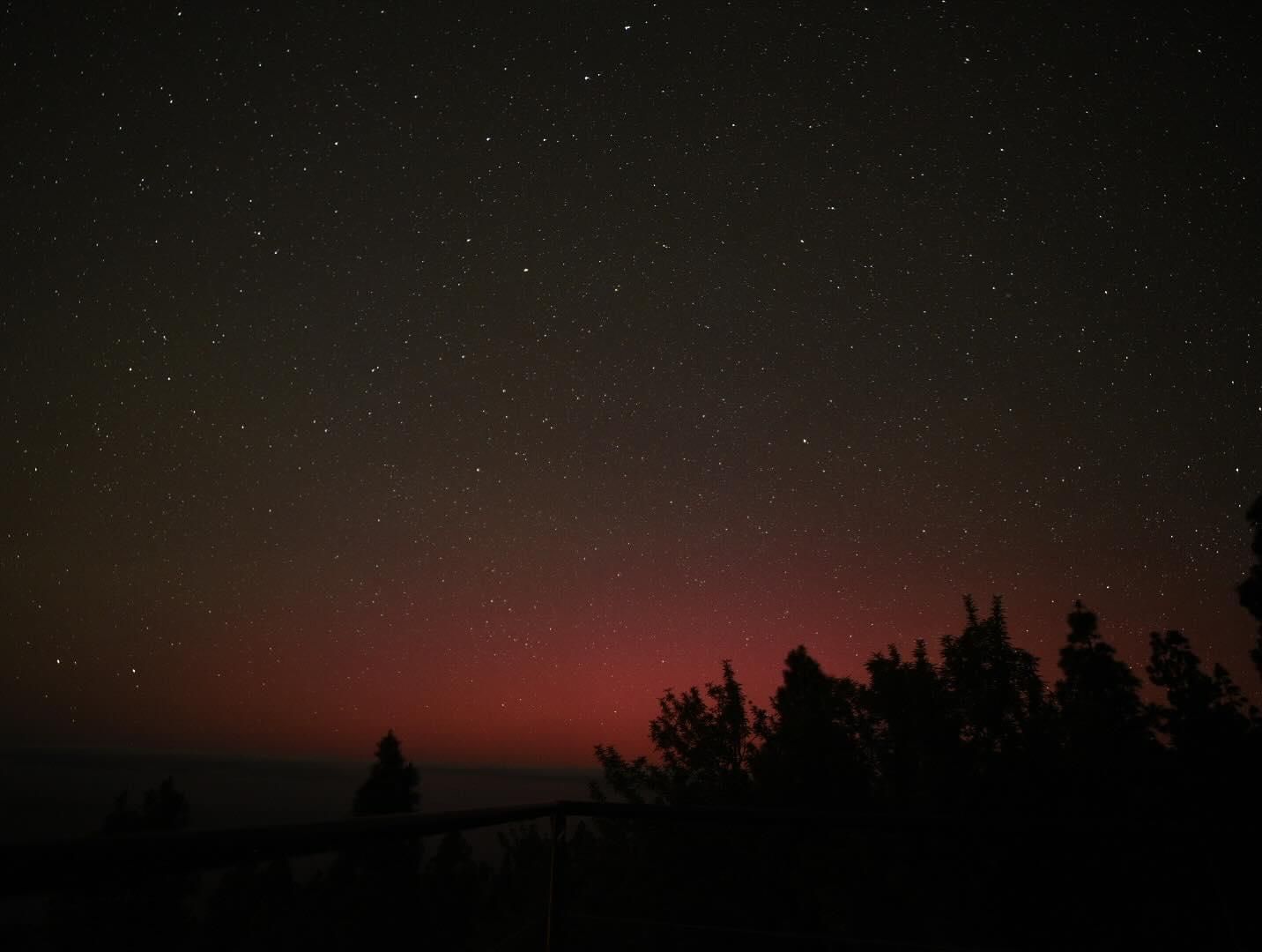 Resplandor rojo de las auroras boreales contemplado desde el norte de La Palma.