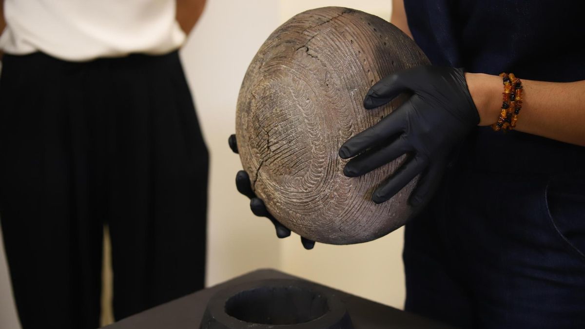 Vasija aborigen completa  hallada en el interior de una estrecha gruta en el Barranco de Los Gomeros, término municipal de Tijarafe, durante las excavaciones del campus de arqueología en el marco del proyecto Occidente.
