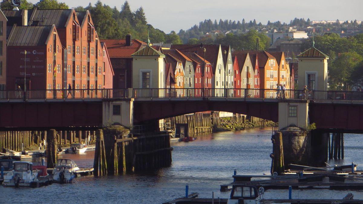 Casas de colores a la orilla del Río Nidelva, en Trondheim. Desde aquí parte la ruta del Norland noruego.