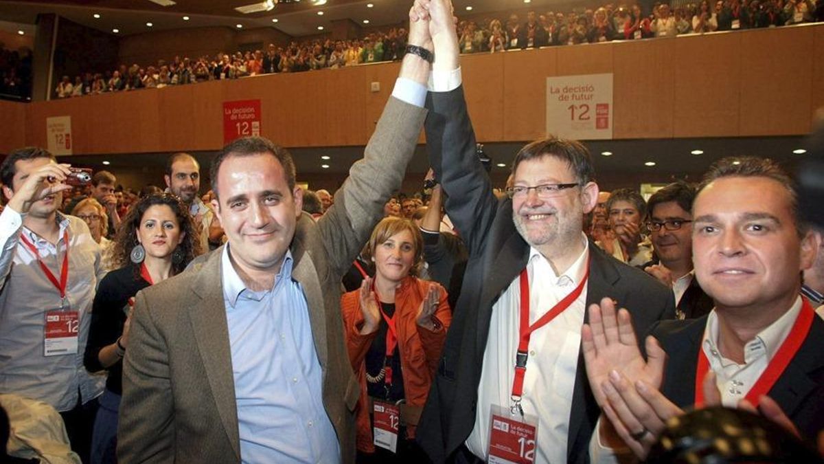Jorge Alarte (i) levanta la mano a Ximo Puig tras conseguir éste último la victoria en la elección del secretario general del PSPV-PSOE en el 12 congreso nacional.
