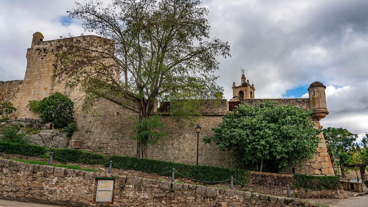 El castillo de Valencia de Alcantara acoge en su interior el Centro de Interpretación de los Primeros Pobladores.