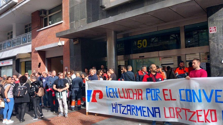 Un grupo de trabajadores de Petronor durante una movilización en Bilbao
