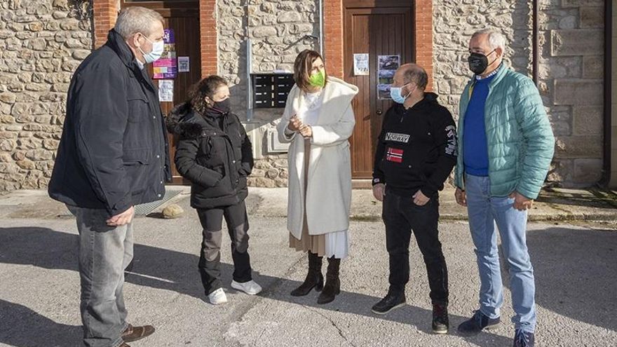La consejera de Presidencia, Interior, Justicia y Acción Exterior del Gobierno de Cantabria, Paula Fernández, con los alcaldes de Bárcena de Pie de Concha, Anievas, Arenas de Iguña y Molledo