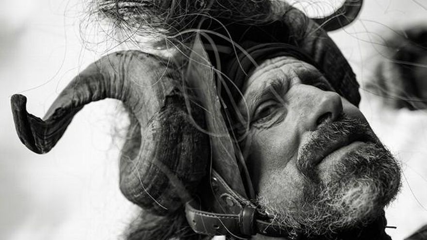 Una fotografía de un personaje de un antruejo en la Exposición Raíces de marc GreenBase.