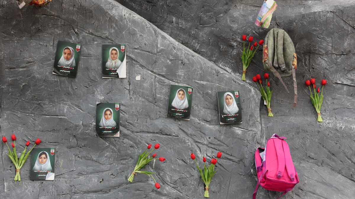 Retratos de niñas escolares iraníes, víctimas mortales del ataque con misiles en la escuela de Minab, cuelgan de una estatua en la plaza Vanak, en Teherán.