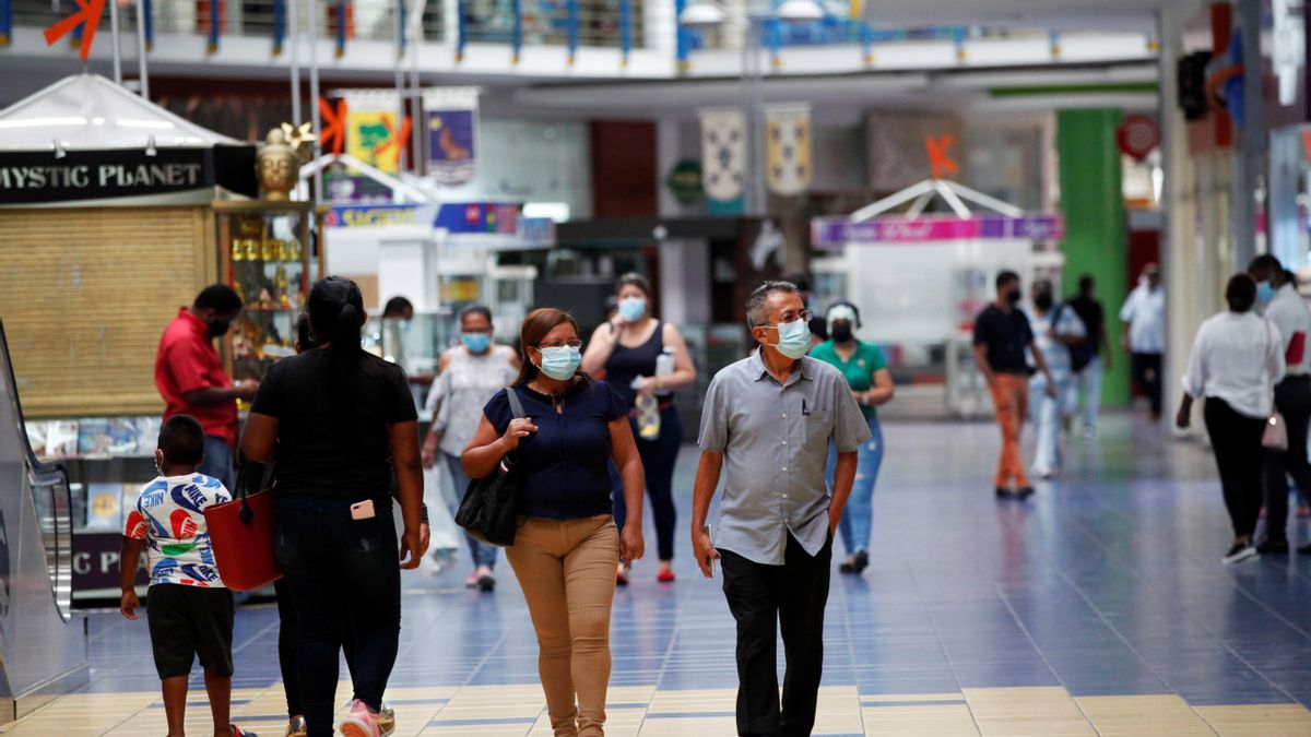 En las últimas 24 horas se detectaron 832 nuevos casos y 8 defunciones por la enfermedad que causa el nuevo coronavirus SARS-CoV-2, indicó el Ministerio de Salud de Panamá en su informe diario. EFE/Bienvenido Velasco/Archivo