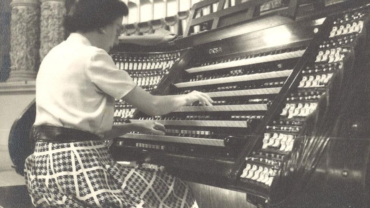 Nacida en una familia de siete hermanos, su formación musical comenzó a los cinco años con su madre, Ángela Serra, discípula de Enrique Granados