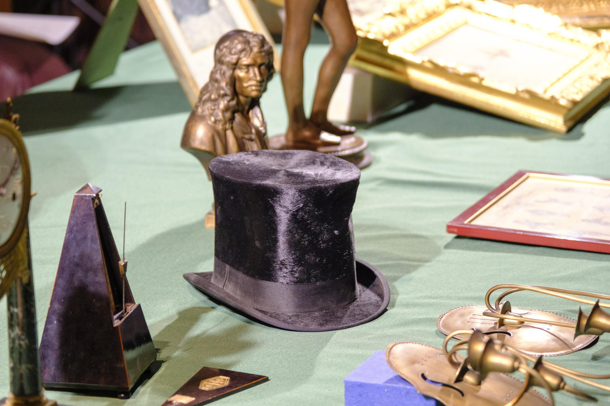 Detalle de algunos de los objetos de Pablo Sarasate encontrados.