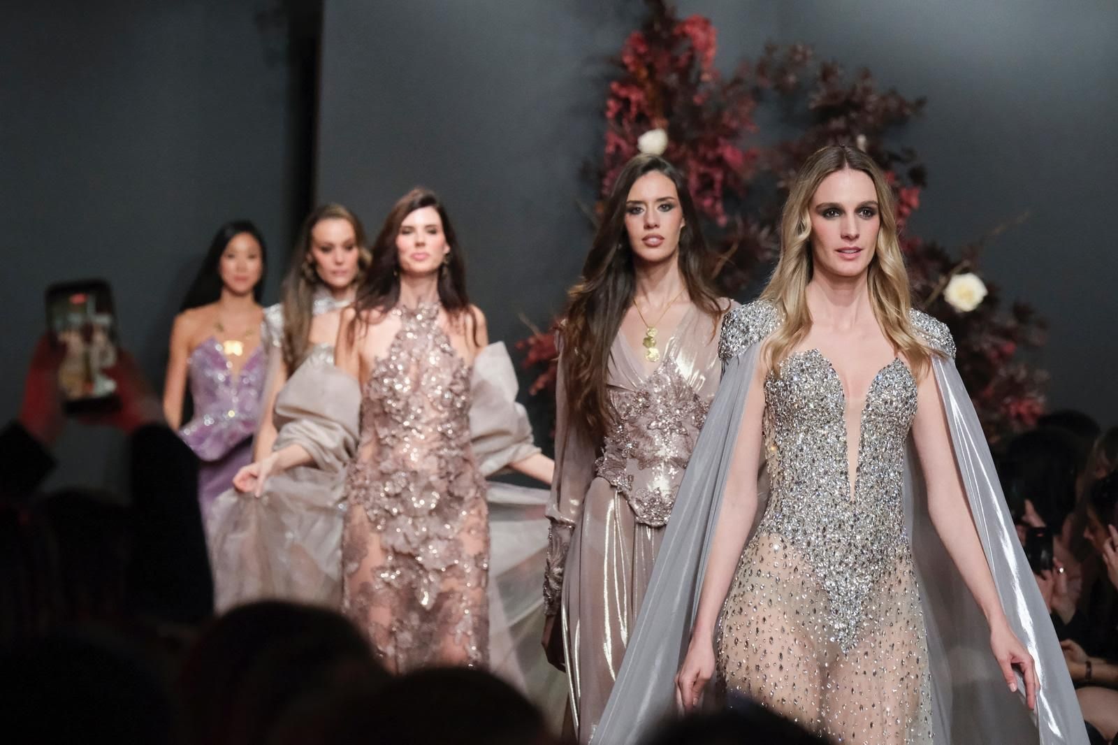 La firma palmera Diazar Atelier presenta ‘Night Lotus’ en la pasarela Atelier Couture de Madrid.