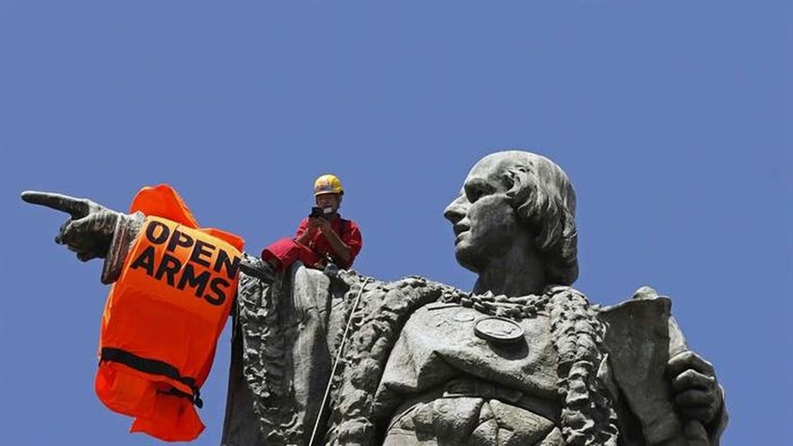 Colocan un chaleco salvavidas gigante en la estatua de Colón en Barcelona