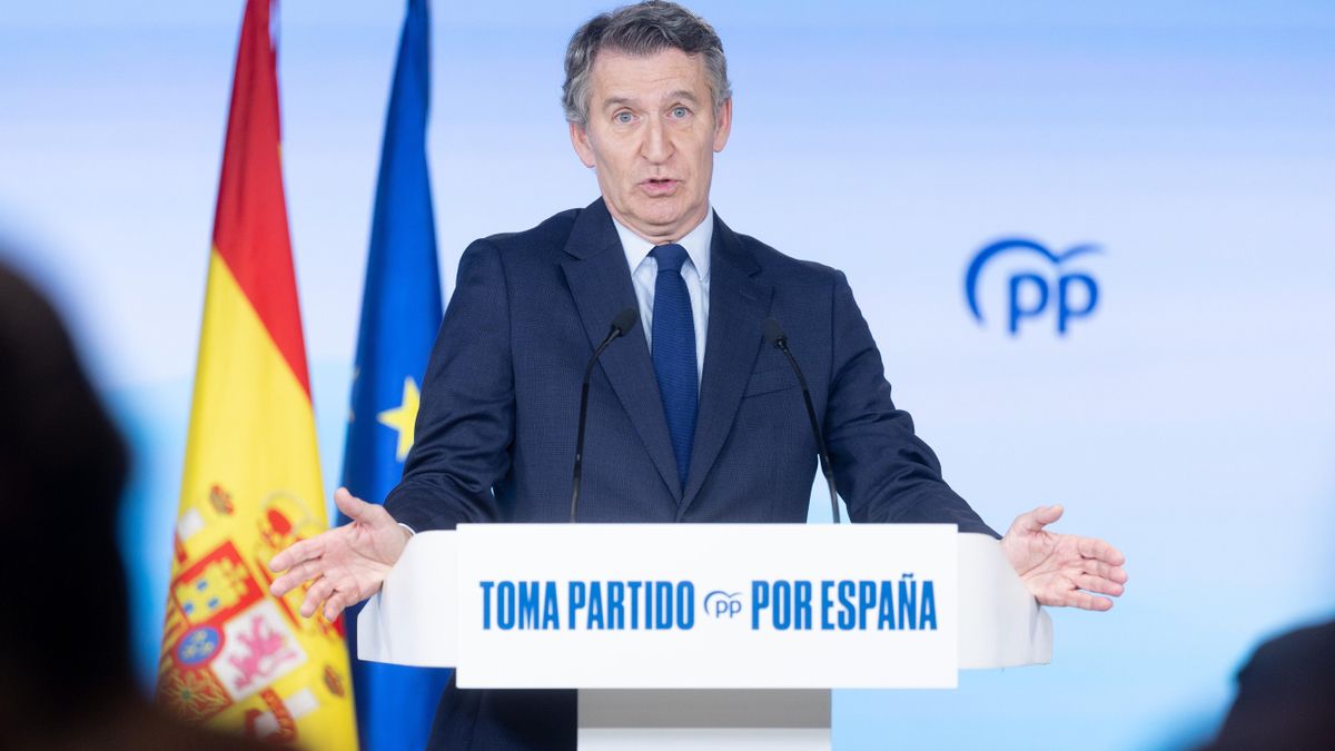 El líder del PP, Alberto Núñez Feijóo, durante su balance de 2025, este lunes en la sede nacional del PP en Madrid.