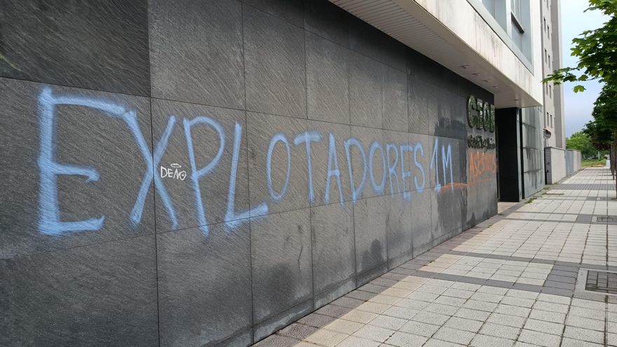 La fachada de la CEOE de Castilla y León en Valladolid aparece vandalizada con pintadas de "asesinos" y "explotadores"