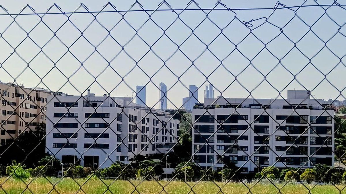 Frente la estación hay uno de los grandes vacíos urbanos que existen en la zona, un descampado que a paso al barrio de Arroyo del Fresno con la ciudad al fondo