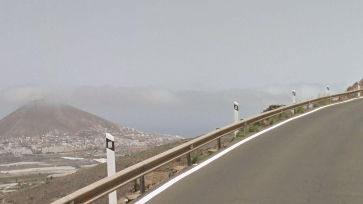 GC-220, con la montaña de Gáldar al fondo