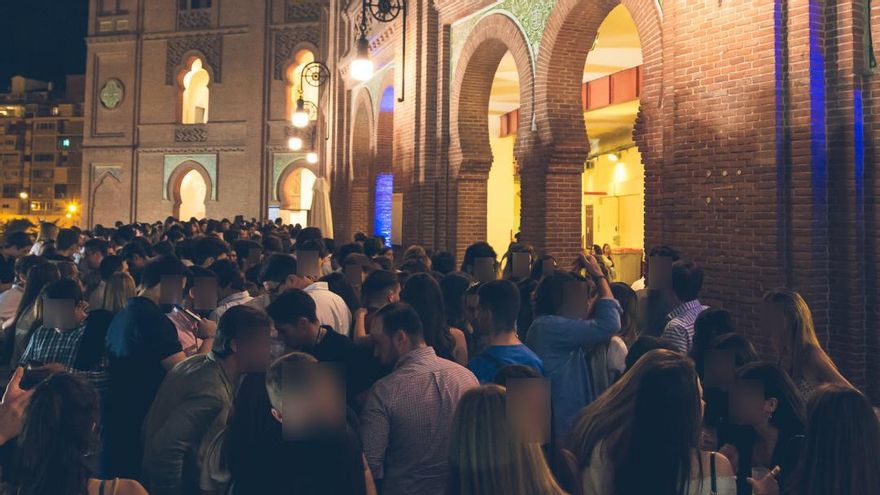 Vivas a Franco y el 'Cara al Sol' en los altavoces de Las Ventas durante una fiesta después de los toros