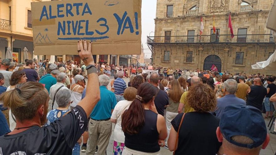 Cientos de personas exigen en Astorga el nivel 3 y la dimisión de Quiñones: "Que no nos vengan a contar patrañas y mentiras"