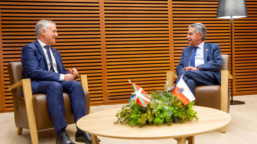 El Lehendakari, Iñigo Urkullu (i), y el presidente de Cantabria, Miguel Angel Revilla (d), durante una reunión, en el Kursaal, a 24 de mayo de 2022, en San Sebastián, Euskadi