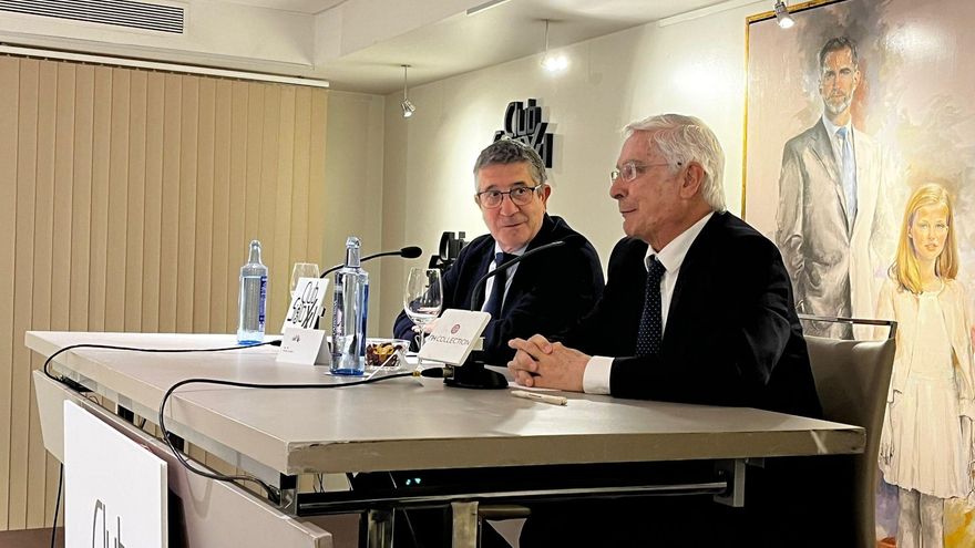 El portavoz del PSOE en el Congreso, Patxi López, junto al el expresidente de Castilla - La Mancha y actual presidente del Club Siglo XXI, José María Barreda, durante el almuerzo informativo en el Club Siglo XXI, en Madrid, el 8 de mayo de 2025.