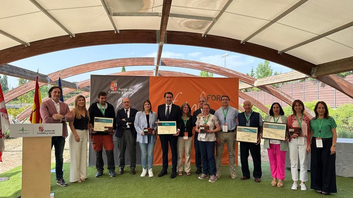 La alcaldesa de Sahagún, Paula Conde (quinta por la izquierda), junto al resto de galardonados en los premios Fuentes Claras.