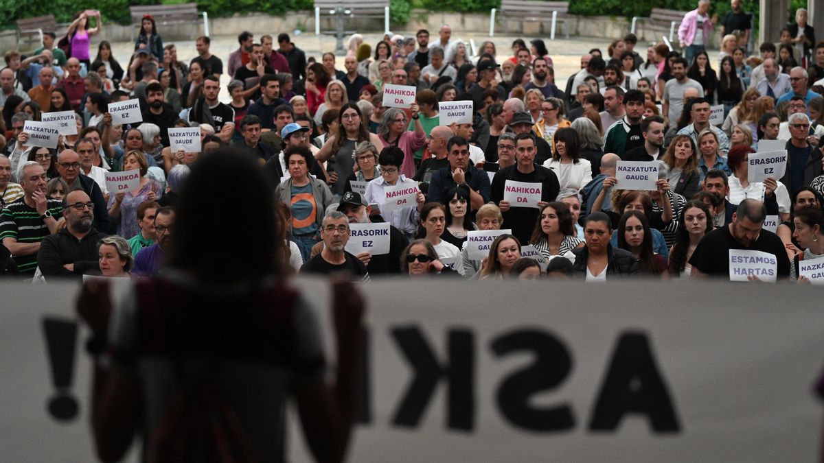 Decenas de personas durante una concentración para denunciar el crimen de una niña de 13 años a manos de su padre, en la plaza de Rekalde, a 30 de mayo de 2025, en Rekalde, Bilbao, Vizcaya, País Vasco (España).
