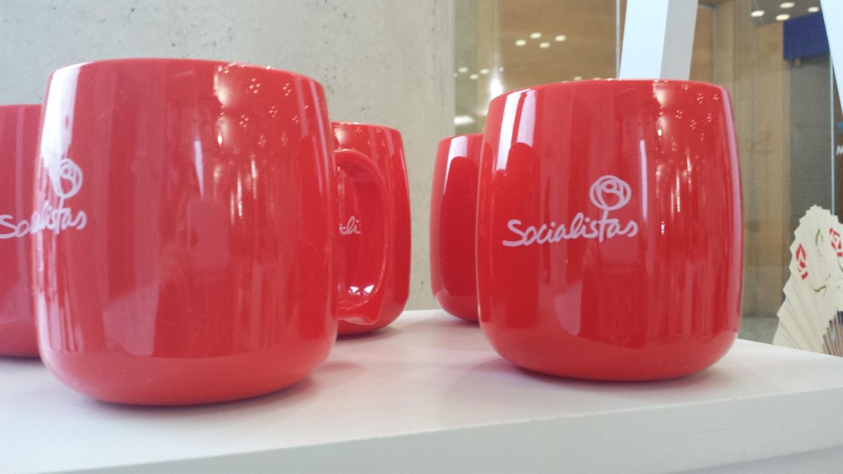 El PSOE estrena nueva imagen en la Conferencia Política plasmando ya la firma 'Socialistas' en su 'merchandising'