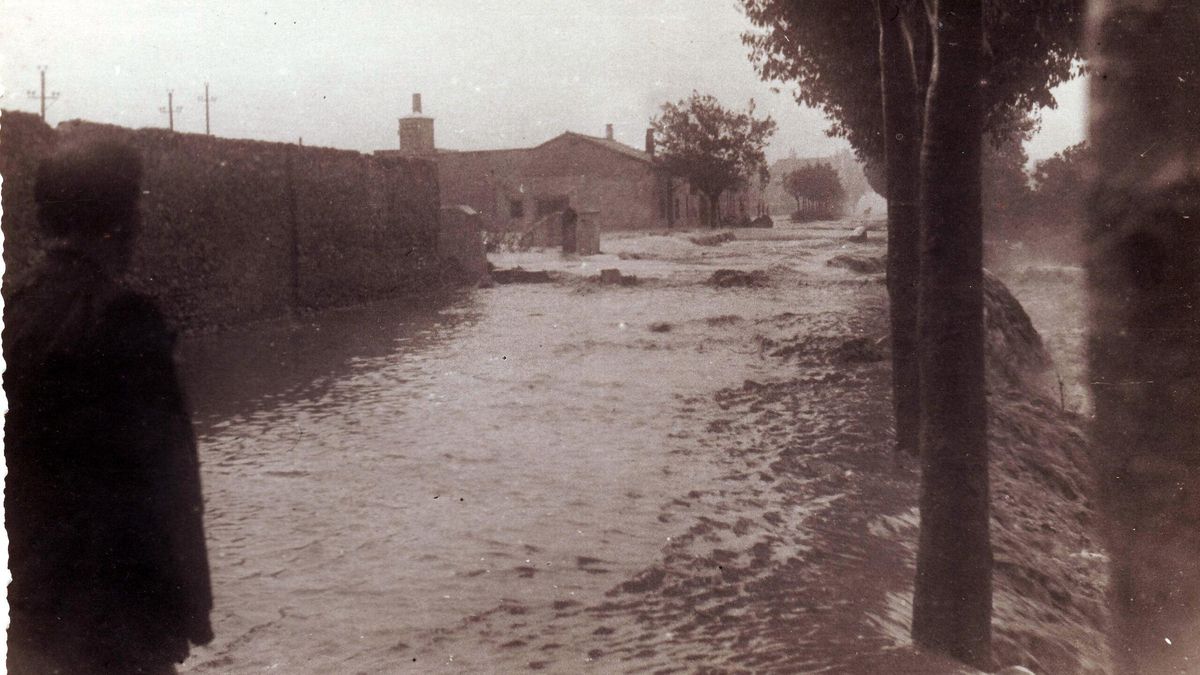 Una carretera inundada por el diluvio de 1949 en el término de Bétera.