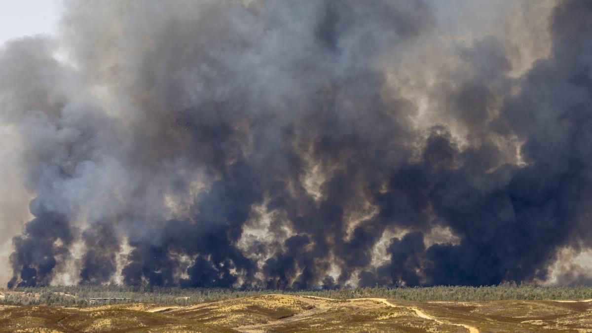 Los continuos cambios de viento han dificultado las tareas de extinción.