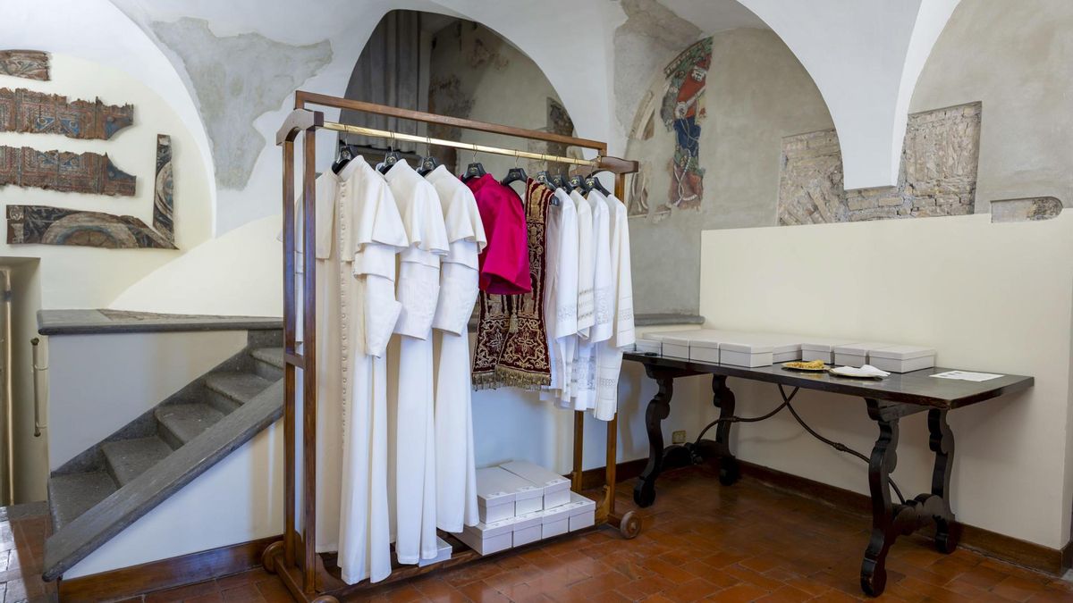 Las casacas papales preparadas desde el inicio del cónclave en la Habitación de las Lágrimas.