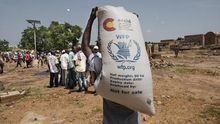 Distribución de alimentos realizada por el Programa Mundial de Alimentos (PMA) en la localidad de Mopti (Mali). Financiado por la Cooperación Española.