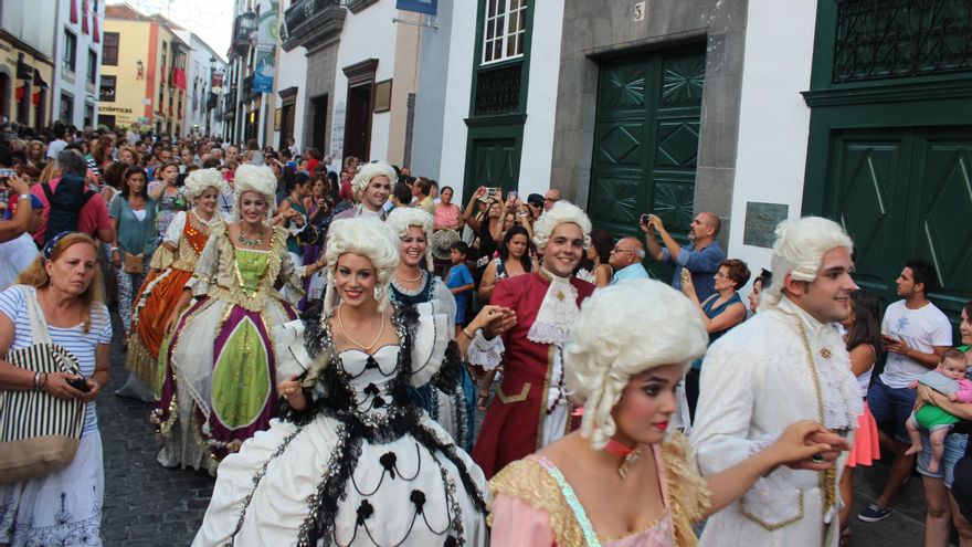 Imagen de archivo de paseo por la Calle    Real de Santa Cruz de La Palma.