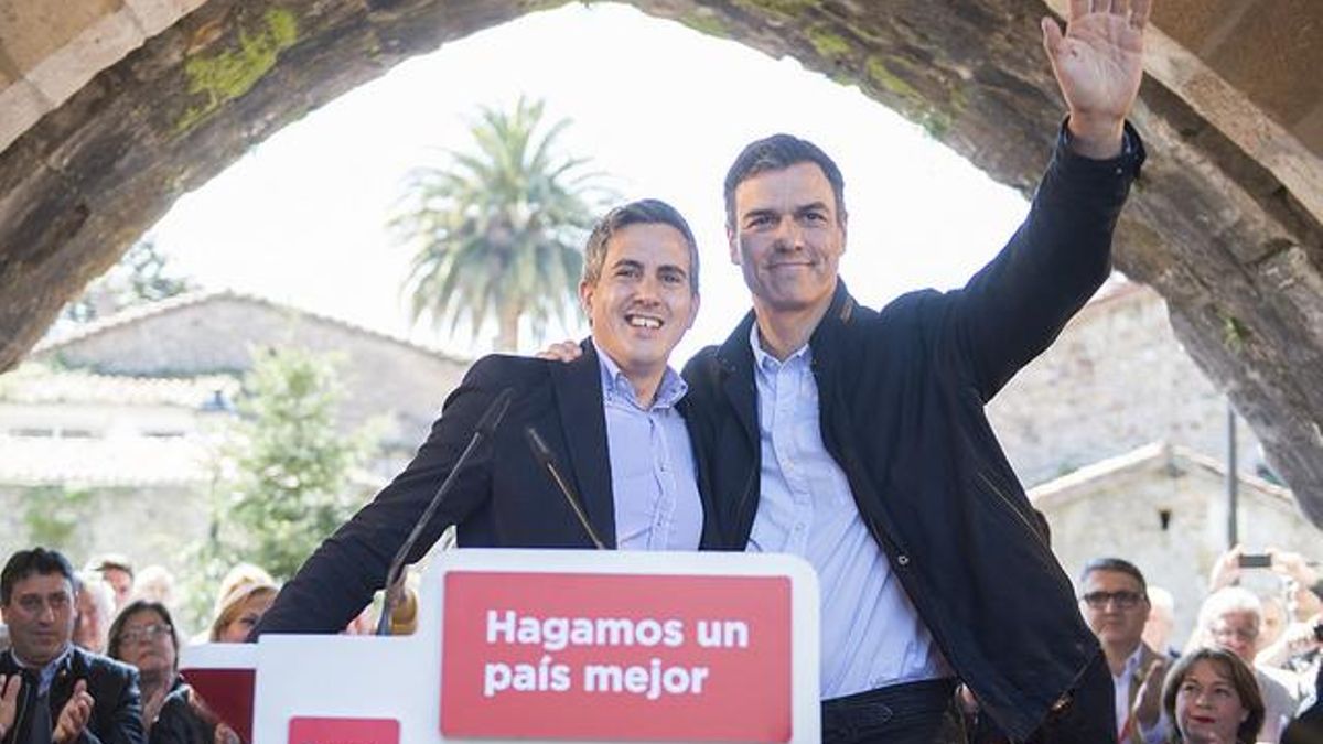 Pedro Sánchez y Pablo Zuloaga saludando a los asistentes al acto sobre municipalismo celebrado en Cartes.
