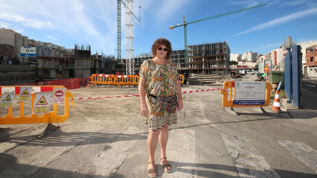 Lidia Cruz, presidenta de Guanarteme se Mueve, junto a las obras de edificio Residencial Las Américas