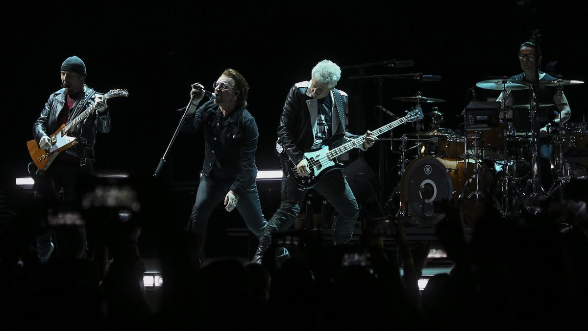 Bono (2-i), el guitarrista The Edge (i), el bajista Adam Clayton (2-d) y el baterista Larry Mullen Jr. (d) de la banda de rock irlandesa U2, en una fotografía de archivo. EFE/EPA/MIGUEL A. LOPES