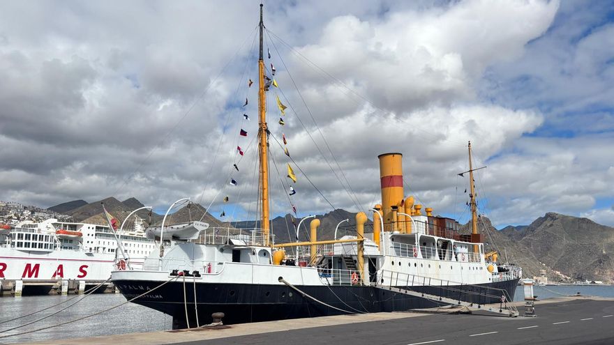 El 'Correíllo La Palma',  este lunes, en el Puerto de Santa Cruz de Tenerife.