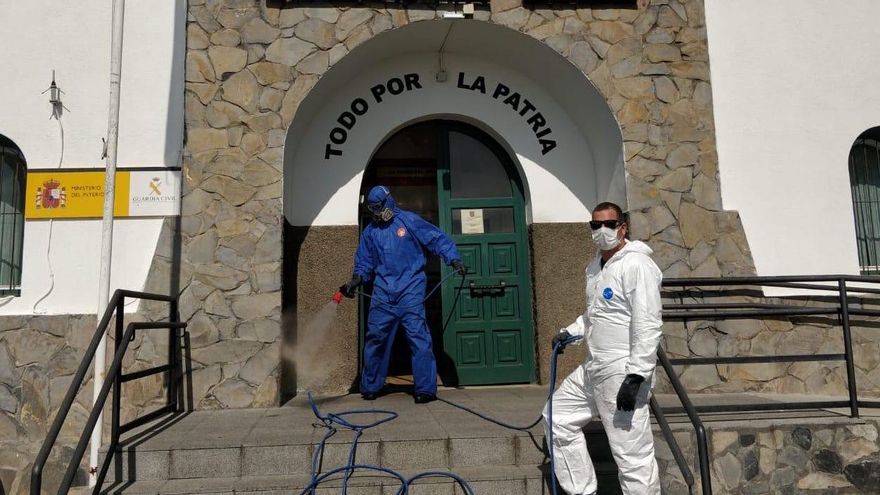 Tareas de desinfección en el cuartel de la Guardia Civil de Santa Cruz de La Palma.