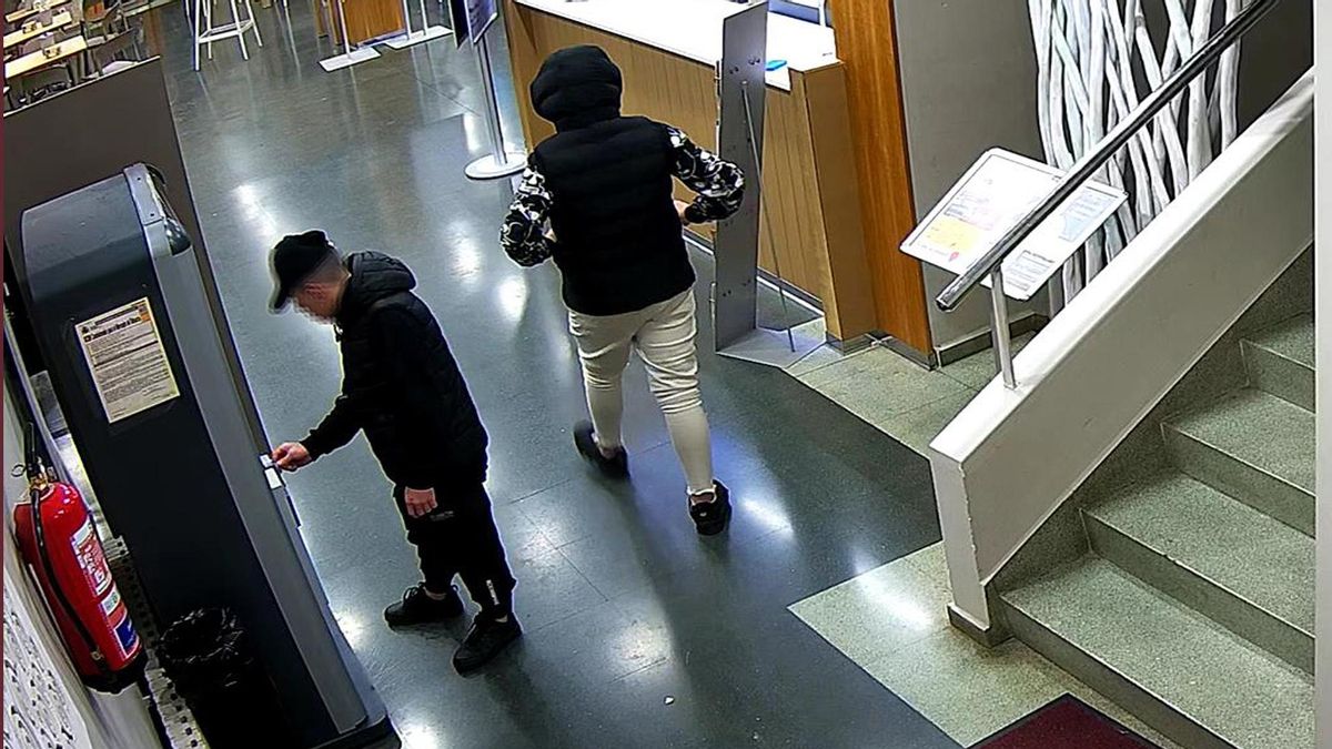 Llegaron a sacar de un máquina de tabaco once paquetes