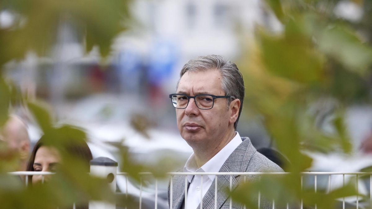 Aleksandar Vučić espera en la cola para votar.