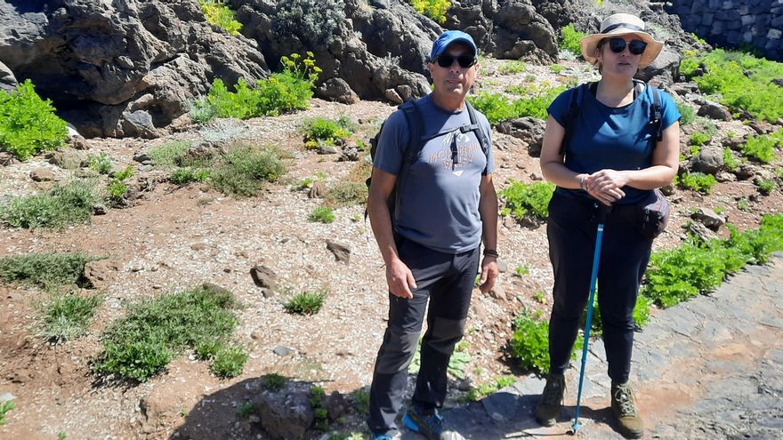 Nicolás Martín, coordinador de ‘Pinceladas de lava’, y la arqueóloga Ithaisa Abreu, en el conchero de Punta Negra