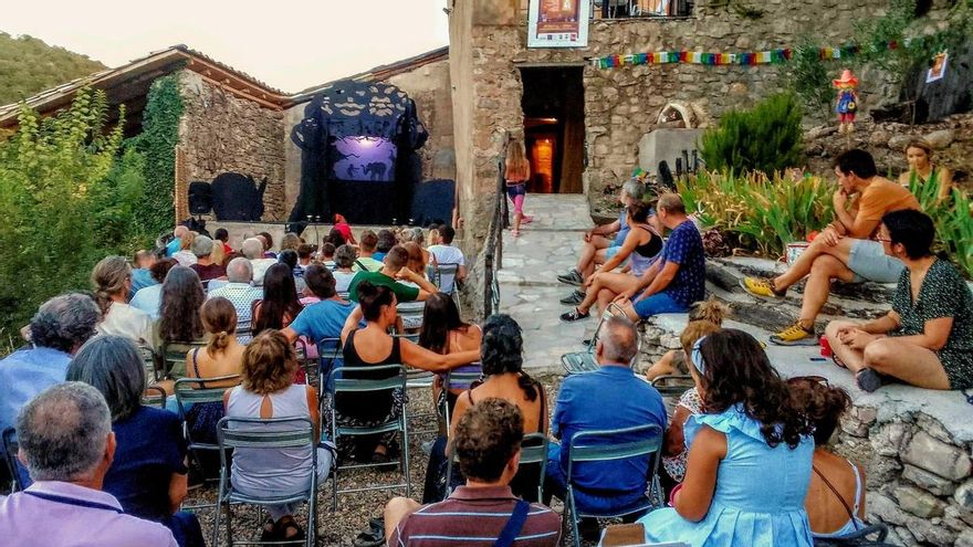 15 habitantes y tres mil espectadores: un lustro de marionetas en el Aragón rural con el Festival Títeres en la Montaña