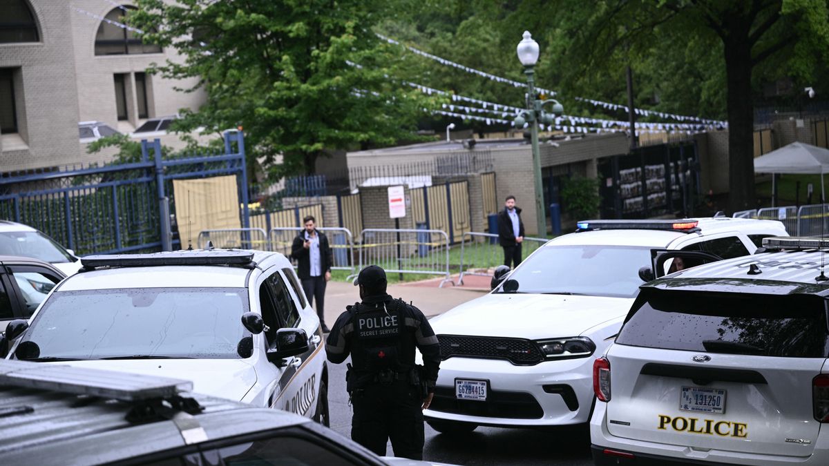 Agentes de seguridad rodean la Embajada de Israel en Washington, DC, el 22 de mayo de 2025, tras un tiroteo que dejó dos muertos.