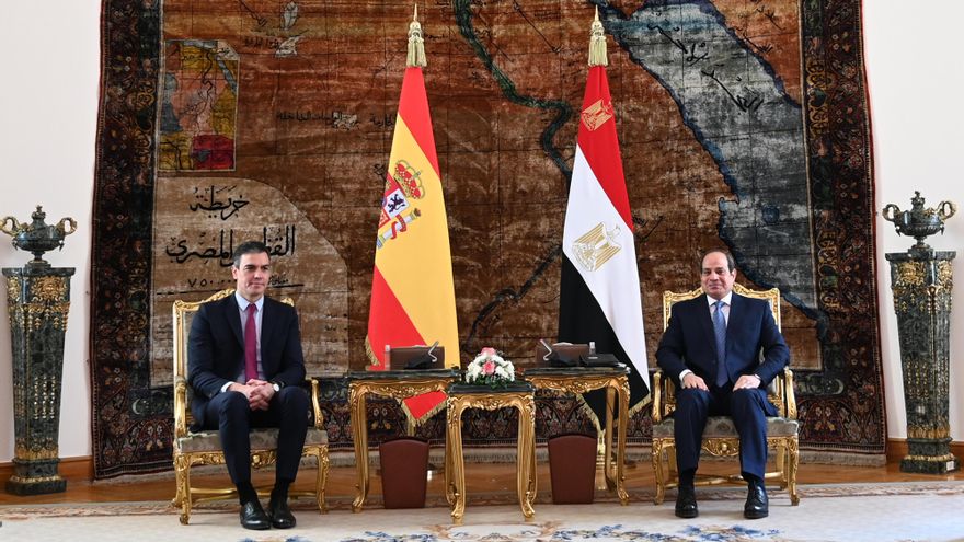Sánchez y el presidente egipcio Sisi en el Cairo el 1 de diciembre.