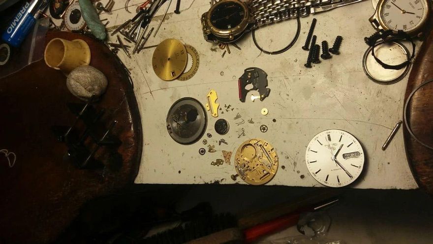 Mesa de trabajo de Juan Carlos Dongil , relojero en la calle Ceuta