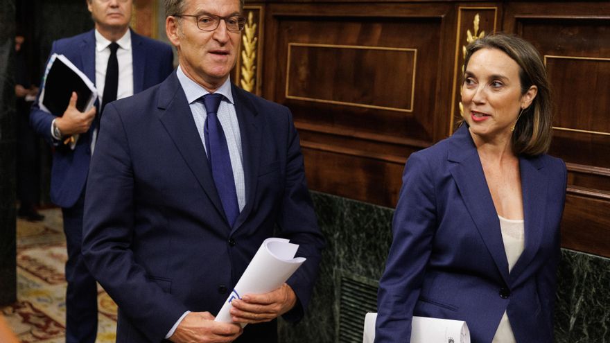 (I-D) El secretario general del Grupo Popular en el Congreso, Carlos Rojas; el líder del PP, Alberto Núñez Feijóo y la portavoz del PP en el Congreso, Cuca Gamarra, a su llegada a una sesión plenaria en la se aprueba el uso de las lenguas cooficiales en e