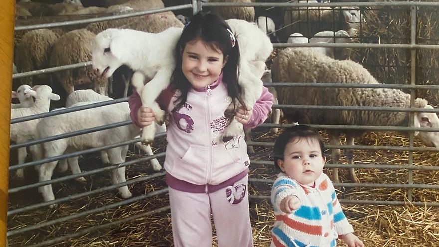 Andrea Garza de pequeña en la explotación ganadera de su familia