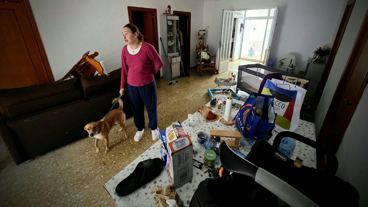 Bárbara muestra cómo ha quedado su casa tras la inundación.