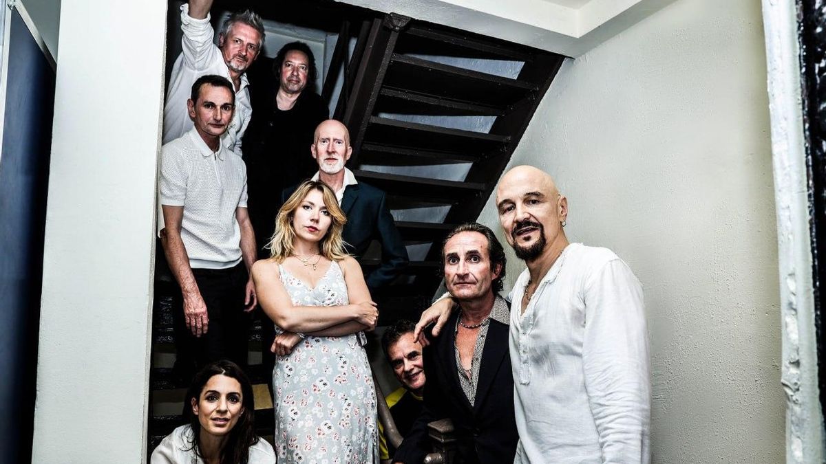 Los integrantes de la banda británica James.