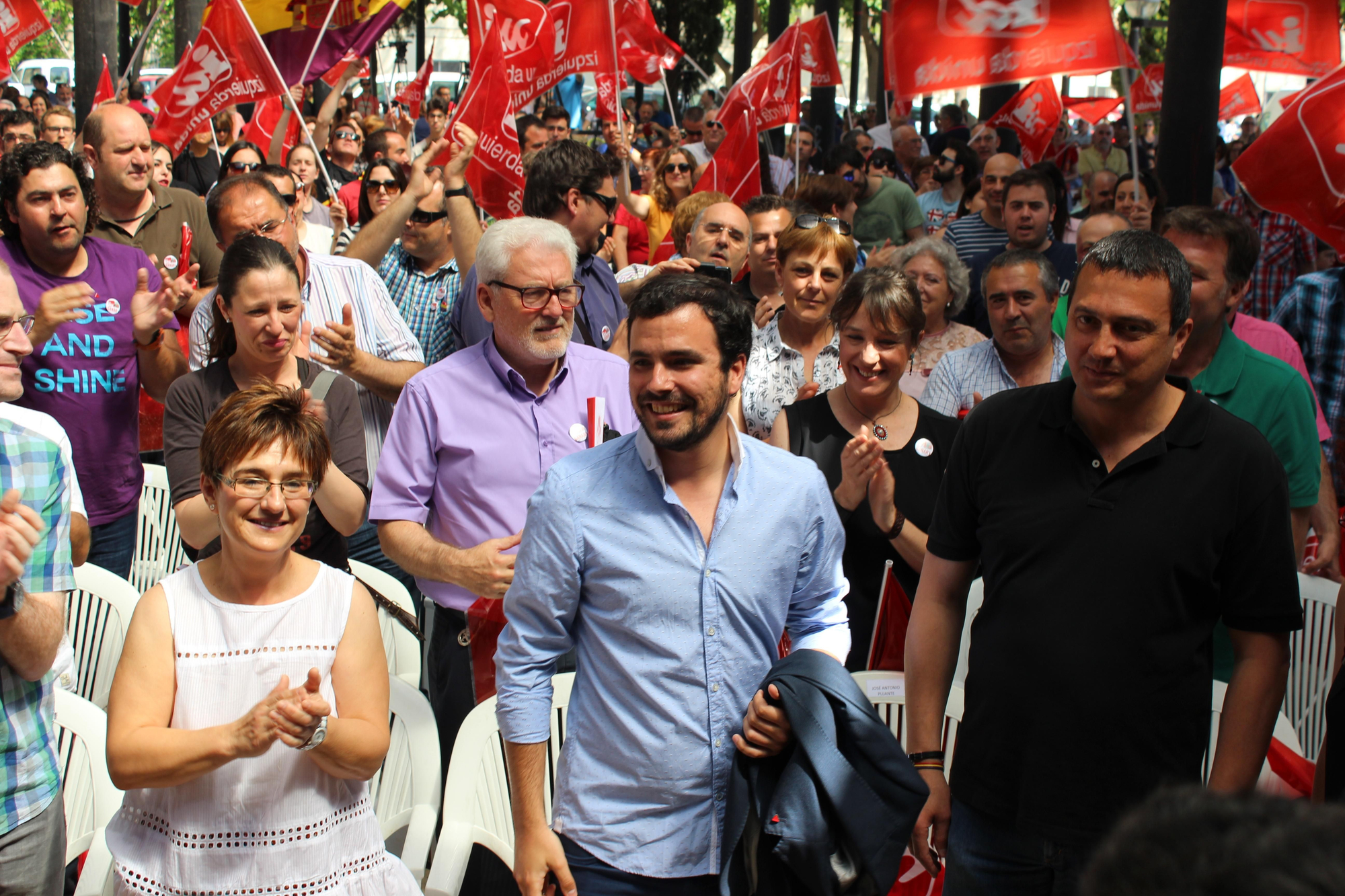 Alberto Garzón a su llegada al acto de Ganar la Región de Murcia, junto a Esther Herguedas y José Antonio Pujante