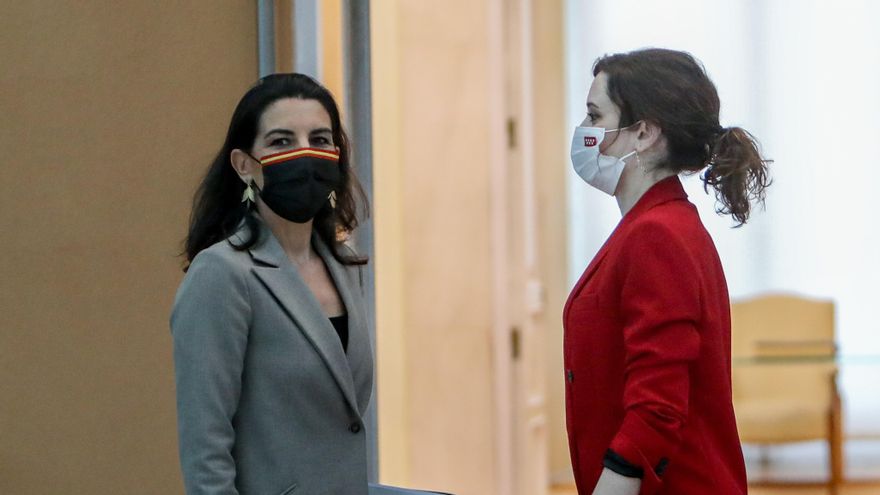 La presidenta de la Comunidad de Madrid, Isabel Díaz Ayuso (d), y la portavoz del Grupo Parlamentario de Vox, Rocío Monasterio (i), se saludan a su llegada a una reunión en la Real Casa de Correos, sede de la Presidencia de la Comunidad de Madrid, a 24 de enero de 2022, en Madrid, (España). Ayuso ha iniciado hoy una nueva ronda de contactos con los grupos de la Asamblea de Madrid para trasladarles leer más los puntos fundamentales de la acción de gobierno y los proyectos legislativos para 2022. La portavoz de Vox ha insistido a Ayuso en esta reunión en la reducción del número de diputados y que afronte este 2022 para que los políticos no sean un estorbo sino un "impulso que genere ilusión, esperanza y certeza".